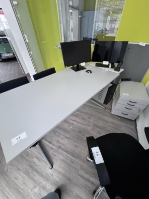 1 Schreibtisch, elektrisch höhenverstellbar mit Aktenrollcontainer